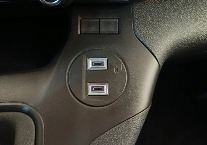 Gros plan sur les deux ports USB-C intégrés dans la console centrale noire du Peugeot Partner blanc 2026.