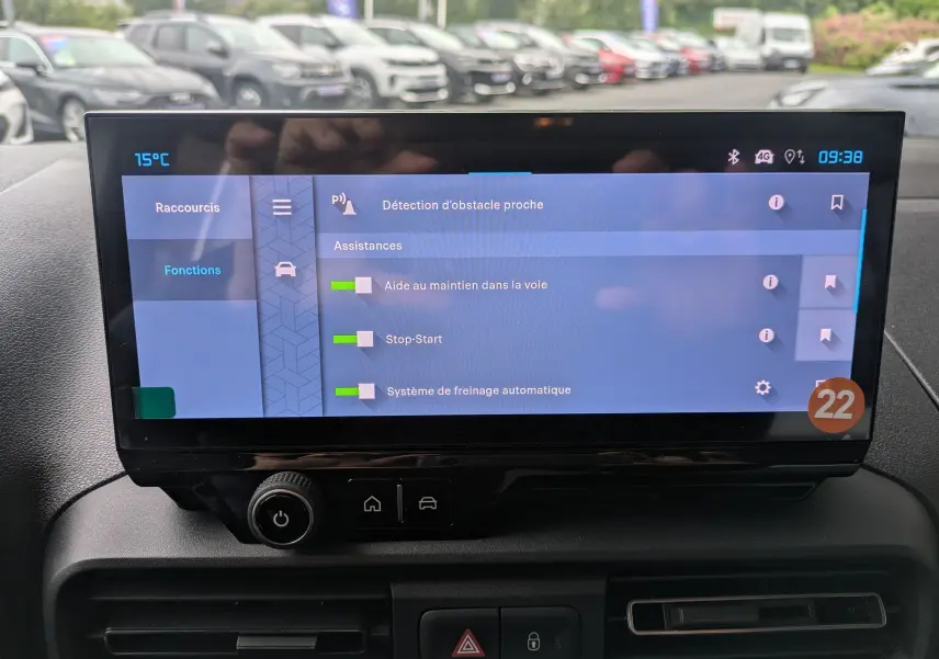 Écran tactile intérieur du Citroën Berlingo 2025 affichant les assistances à la conduite, avec vue sur le tableau de bord noir.