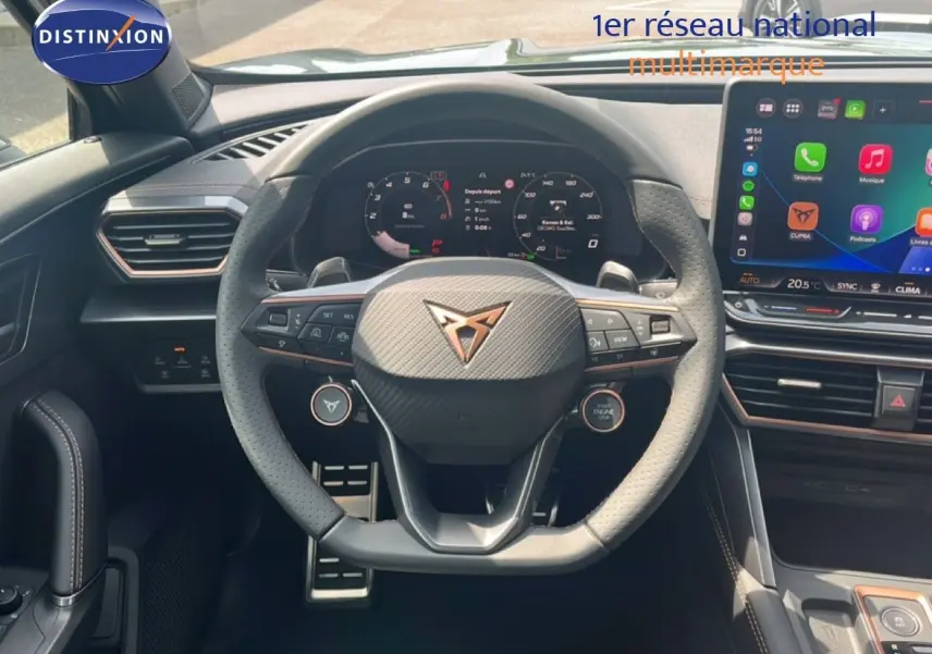 Vue intérieure centrée sur le volant perforé et le tableau de bord numérique du CUPRA Formentor 1.5 eTSI bleu Fjord.
