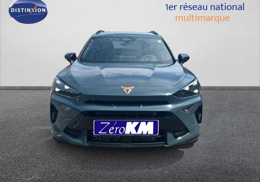 Vue avant d'un CUPRA Formentor 1.5 eTSI bleu Fjord métal avec calandre noire et logo cuivré distinctif.