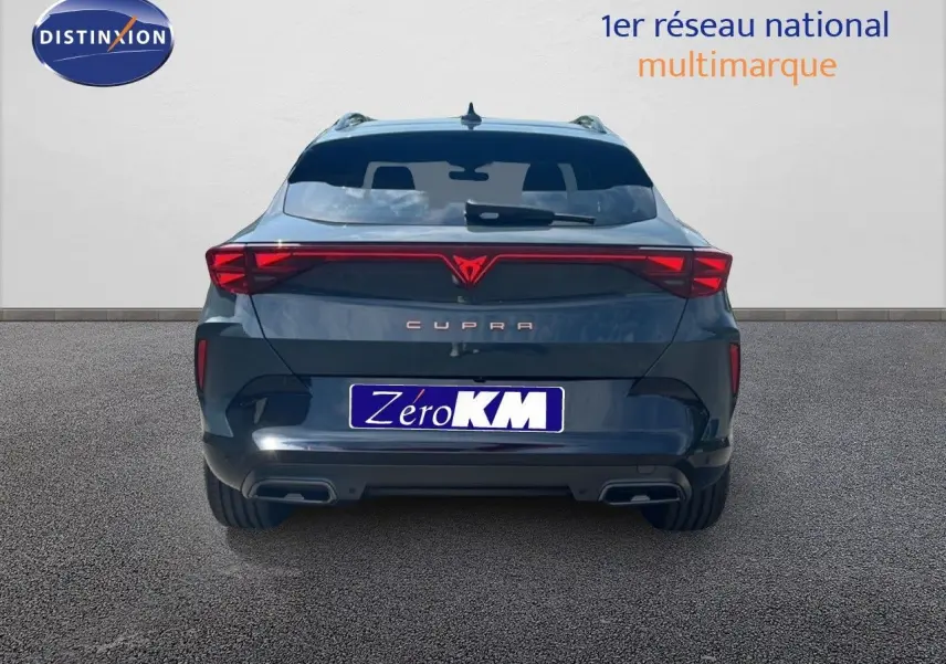Vue arrière du CUPRA Formentor bleu Fjord Metal avec feux LED reliés et double sortie d'échappement intégrée.