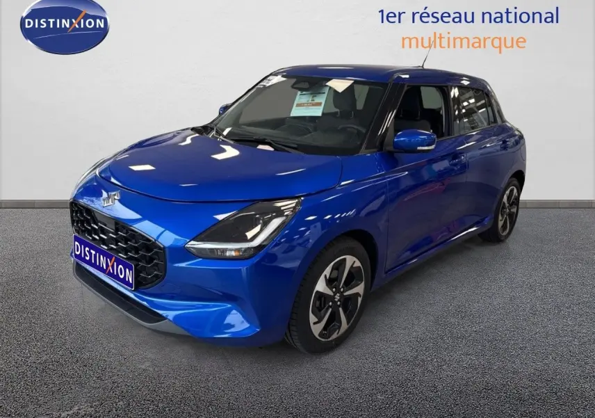 Suzuki Swift 1.2 Pack Hybrid bleu vue 3/4 avant droit, avec calandre noire et jantes bicolores.