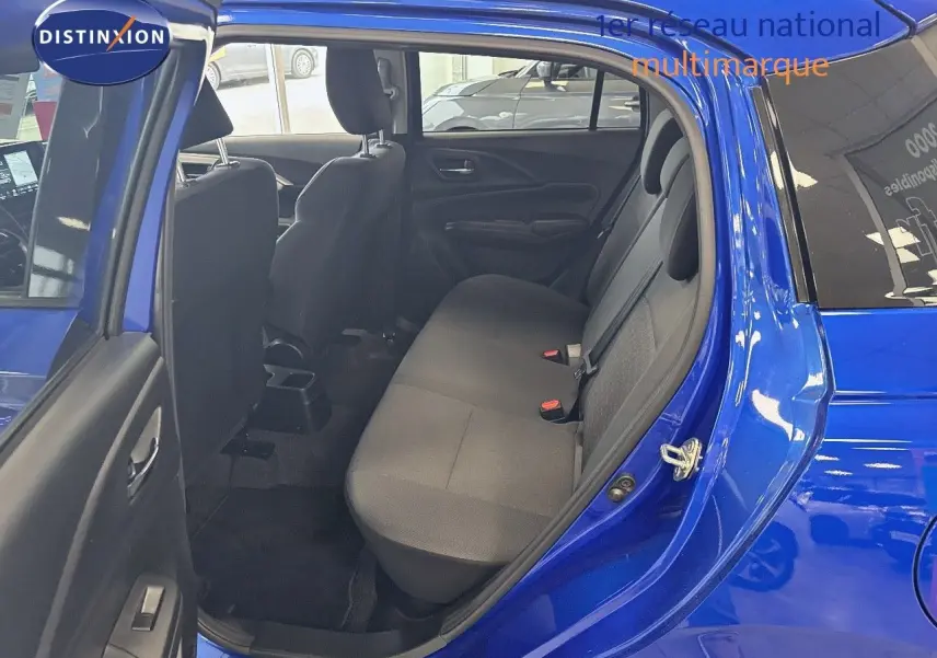 Vue intérieure côté gauche sur la banquette arrière d'une Suzuki Swift 1.2 Pack Hybrid bleu 2024 avec portes ouvertes.