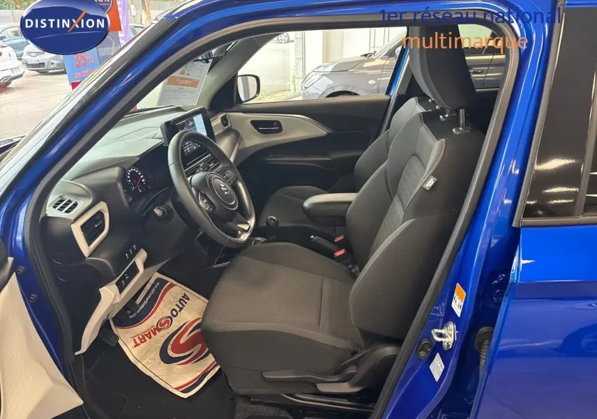 Intérieur de la Suzuki Swift 1.2 Pack Hybrid 2024 en bleu, vue côté conducteur avec tableau de bord et sièges noirs.