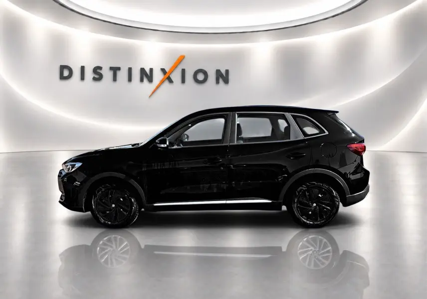 Profil côté gauche du SUV MG ZS 1.5 hybrid noir, avec jantes noires et feux arrière visibles en studio lumineux.