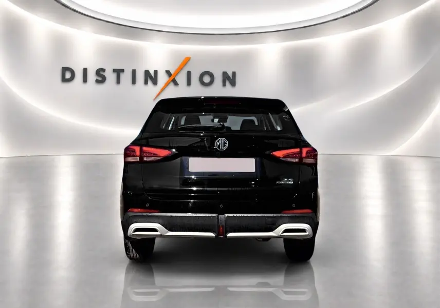 Vue arrière du MG ZS 1.5 hybrid noir 2026 avec feux LED et double sortie d'échappement intégrée.