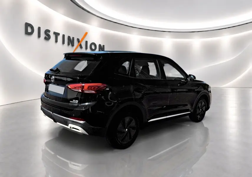 Vue 3/4 arrière droite d'un MG Motor ZS noir hybride 2026 avec feux arrière LED et becquet arrière.
