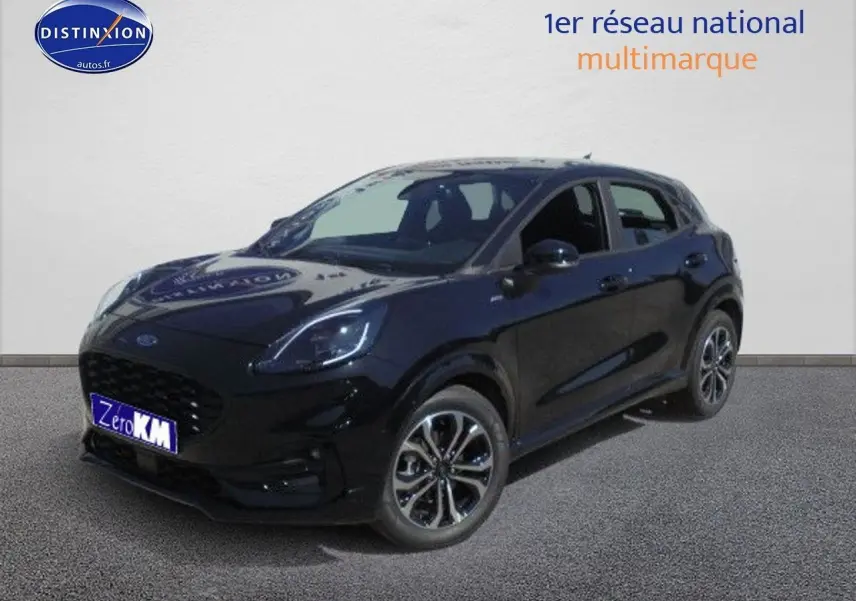 Ford Puma noir vue en 3/4 avant droit, mettant en valeur ses jantes bicolores et ses phares LED modernes.