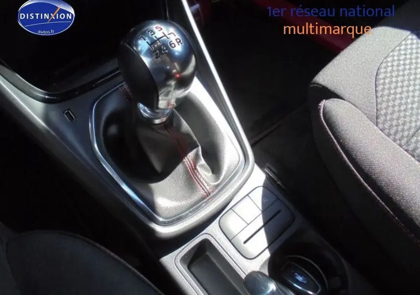 Gros plan sur le levier de vitesse manuel et la console centrale du Ford Puma noir 2022, finition ST Line.