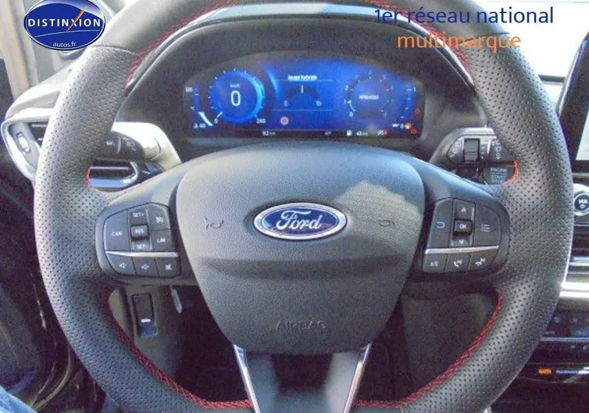 Volant en cuir perforé avec commandes multifonctions et tableau de bord numérique bleu de la Ford Puma noire 2022.