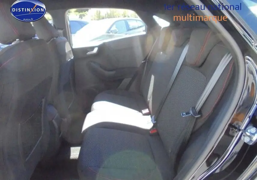 Vue intérieure côté droit sur les sièges arrière noirs avec surpiqûres rouges d'un Ford Puma 2022 noir.