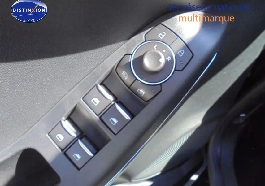 Gros plan sur les commandes des vitres et rétroviseurs côté gauche de la porte d'une Ford Puma noire 2022.