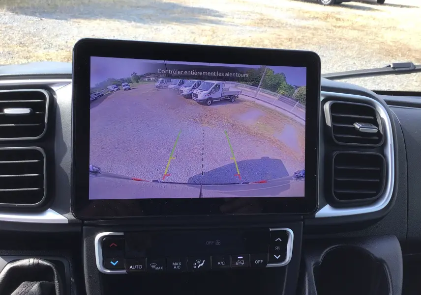 Écran tactile intérieur du Peugeot Boxer Fourgon gris Artense montrant la caméra de recul avec guidage de trajectoire.