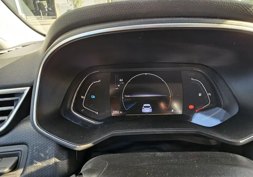 Tableau de bord numérique de la Renault Clio hybride 2021, affichant consommation et autonomie, intérieur noir.