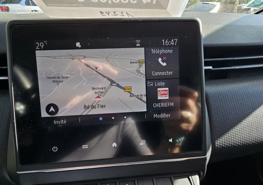 Écran tactile central du tableau de bord de la Renault Clio hybride 2021 affichant la navigation et les options téléphoniques.