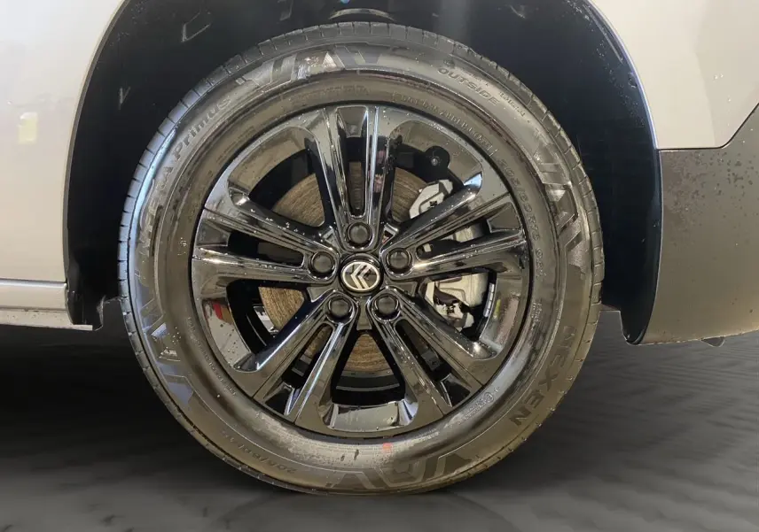 Gros plan sur la jante noire brillante du côté avant droit d'un Citroën Berlingo Gris Artense 2025.