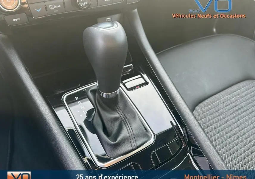 Gros plan sur la console centrale et levier de vitesse automatique du Jeep Compass noir 2024 avec sellerie sombre.