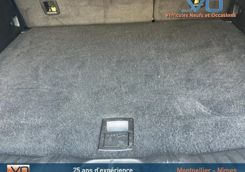 Vue du coffre spacieux et propre du Jeep Compass noir 2024, soulignant son revêtement intérieur en tissu gris.