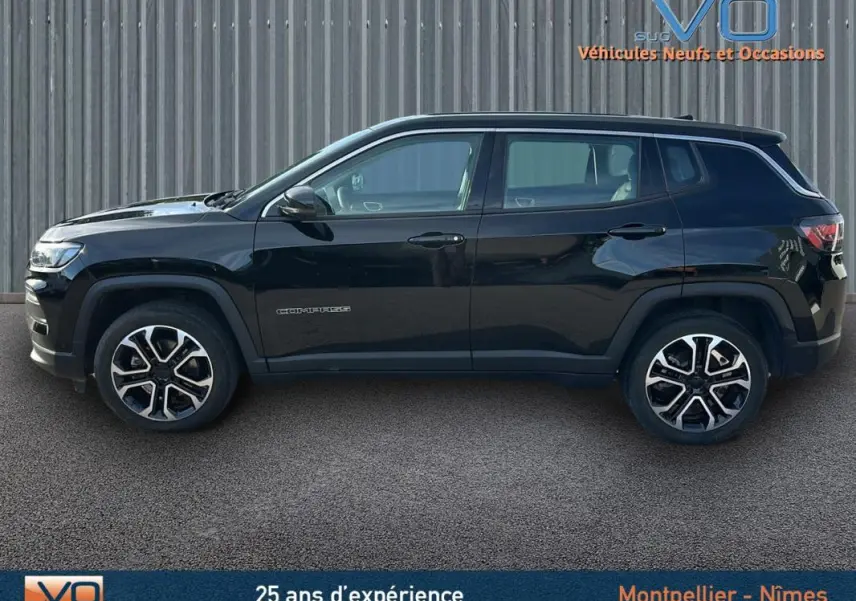 Profil côté gauche du Jeep Compass noir 2024 avec jantes alliage 18 pouces et détails sobres sur fond urbain.