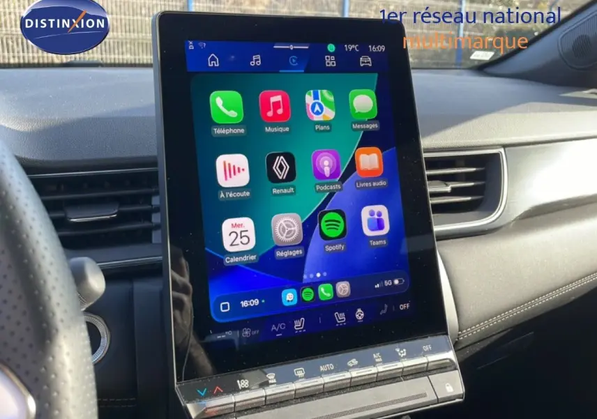 Vue intérieure centrée sur l'écran tactile vertical du tableau de bord du Renault Symbioz gris Cassiopée 2025.