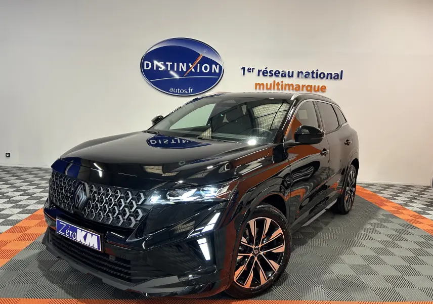 Renault Austral Ph.2 E-TECH noir étoilé vu en 3/4 avant droit avec calandre distinctive et feux LED allumés.
