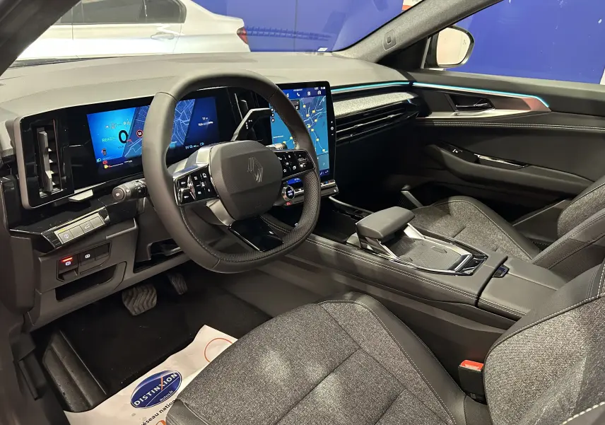 Intérieur du Renault Austral Ph.2 E-TECH noir étoilé, vue côté conducteur, tableau de bord digital et volant multifonction.