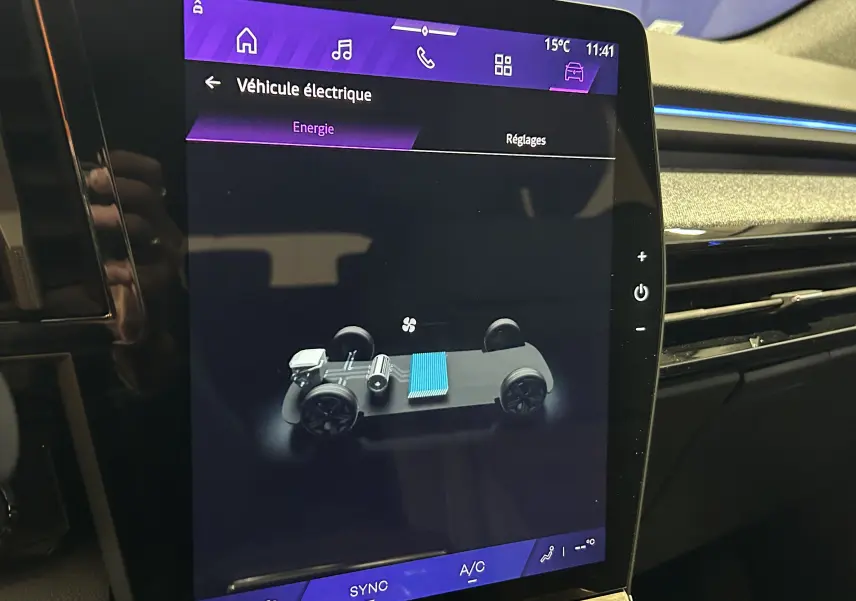 Écran tactile intérieur du Renault Austral Ph.2 E-TECH affichant le schéma énergétique du véhicule hybride noir étoilé.