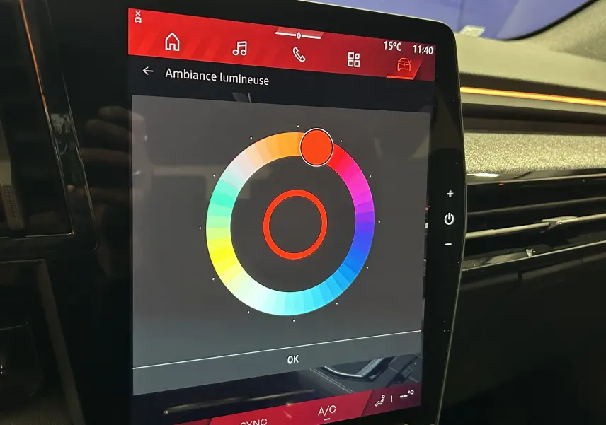 Écran tactile intérieur du Renault Austral Ph.2 affichant le réglage de l'ambiance lumineuse avec cercle chromatique coloré.
