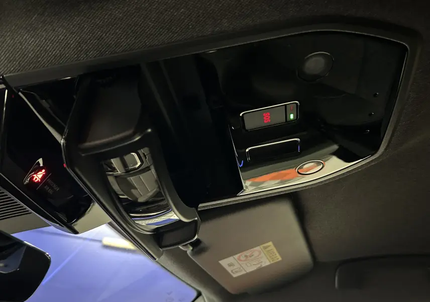 Détail du plafonnier intérieur noir avec bouton SOS rouge et témoin airbag passager actif sur Renault Austral 2025 noir étoilé.