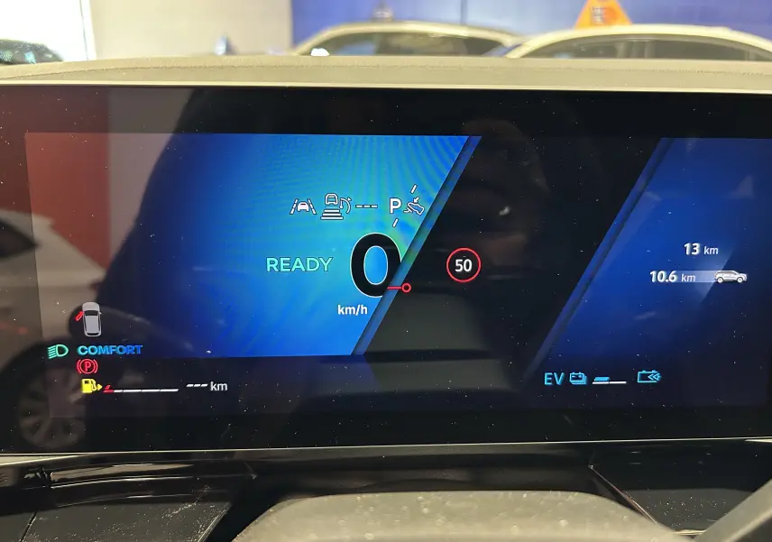 Tableau de bord numérique du Renault Austral Ph.2 E-TECH, affichage vitesse, mode confort et autonomie hybride.