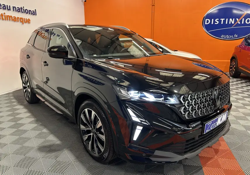 Renault Austral Ph.2 E-TECH noir étoilé vu en 3/4 avant droit avec calandre hexagonale et feux LED allumés.