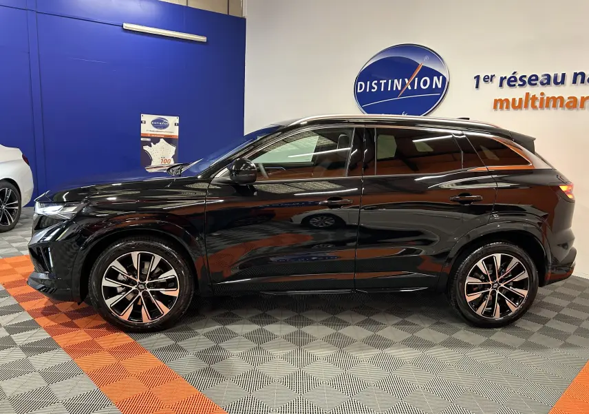 Profil côté gauche du Renault Austral Ph.2 E-TECH full hybrid 200 TECHNO noir étoilé en showroom avec jantes bi-ton.