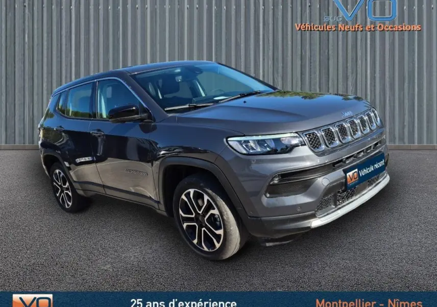 Jeep Compass gris 3/4 avant droit avec jantes alliage 18 pouces, phares LED et calandre distinctive
