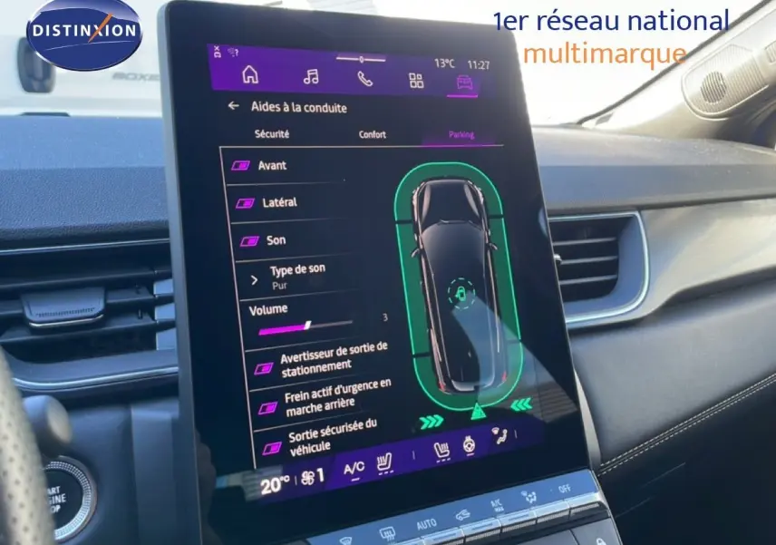 Vue rapprochée de l’écran tactile central du Renault Symbioz bleu iron metal, affichant les aides à la conduite.