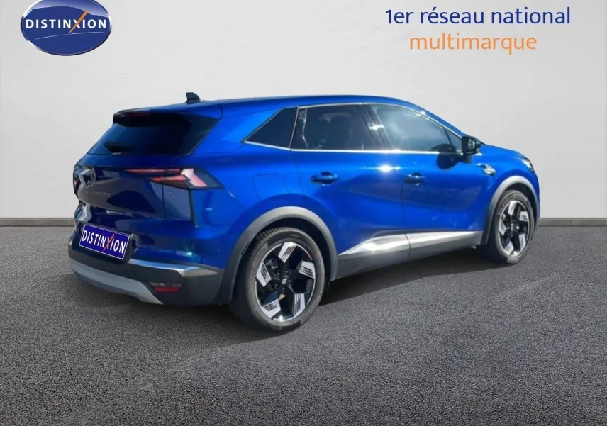 Vue 3/4 arrière droite du Renault Symbioz 2025 en bleu Iron Metal avec jantes bicolores et lignes modernes.