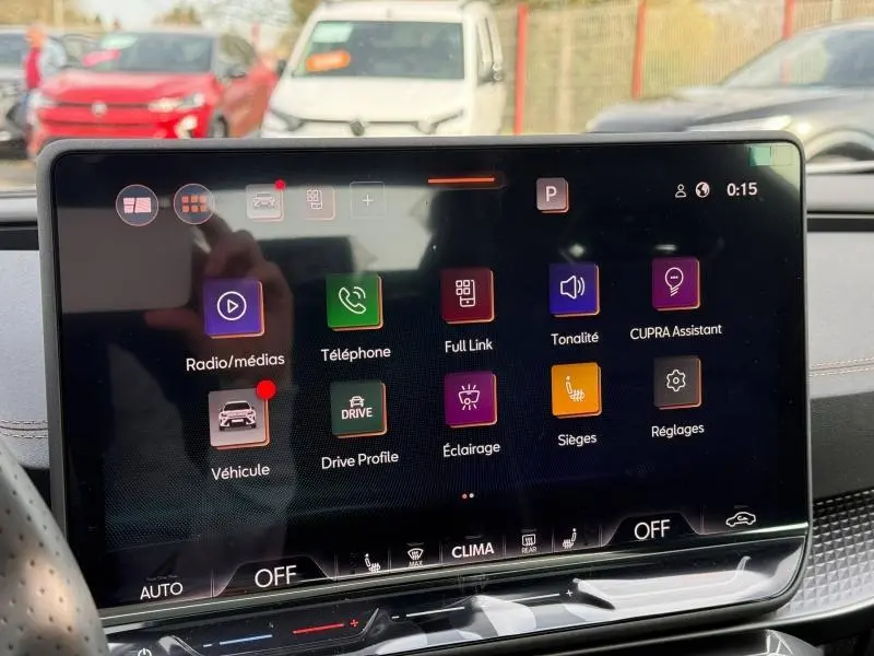 Écran tactile central du CUPRA Formentor 2.0 TDI 150ch 2026, affichant les menus multimédia et réglages, intérieur noir.