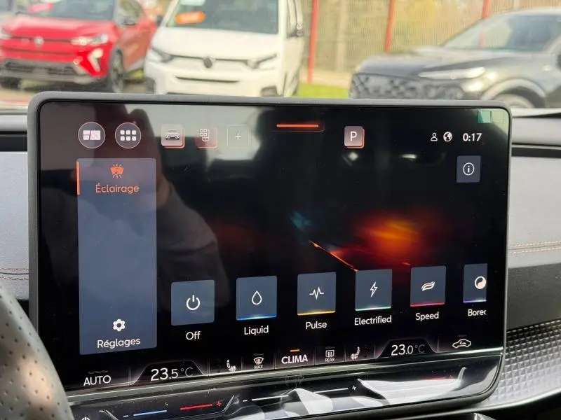 Écran tactile intérieur du CUPRA Formentor 2026 affichant les réglages d'éclairage, avec tableau de bord gris et surpiqûres orange visibles.