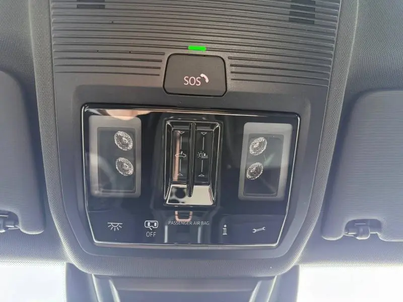 Vue en gros plan du panneau de commande intérieur noir brillant avec bouton SOS et éclairage, CUPRA Formentor 2026 gris Graphène.