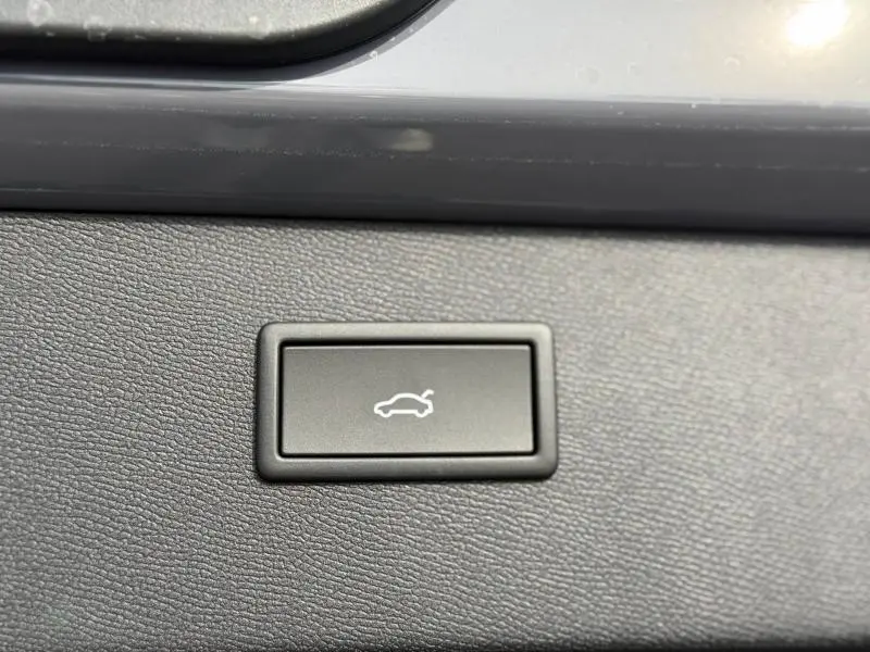 Bouton d'ouverture électrique du coffre sur tableau de bord intérieur du CUPRA Formentor Gris Graphène 2026.