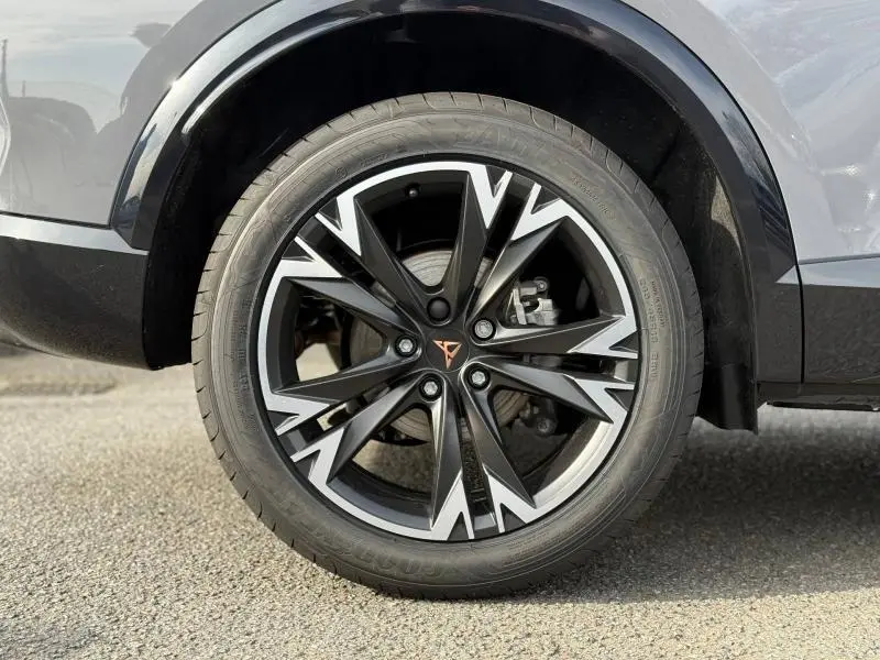 Gros plan sur la roue avant droite du CUPRA Formentor 2.0 TDI 150ch en Gris Graphène personnalisé avec jante noire et argentée distinctive.