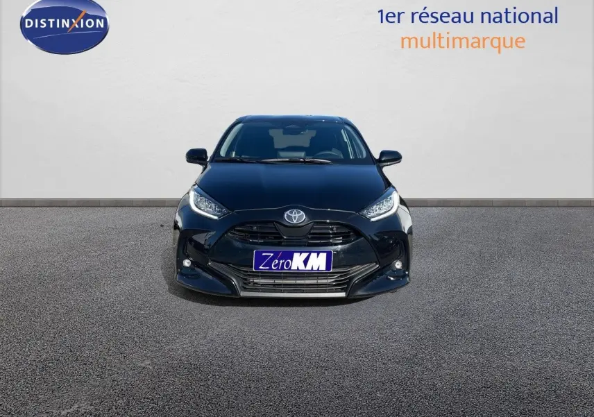 Vue frontale d'une Toyota Yaris Hybrid 116ch noir métal avec phares LED et calandre noire brillante.