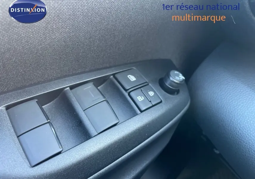 Gros plan sur les commandes de lève-vitres côté conducteur de la Toyota Yaris Hybrid 116ch noir métal 2025.