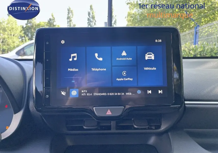 Écran tactile central de la Toyota Yaris Hybrid 2025, affichant les options médias, téléphone et connectivité Apple CarPlay.
