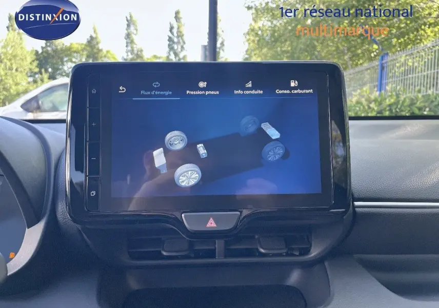 Écran tactile central affichant la pression des pneus dans l'habitacle d'une Toyota Yaris Hybrid 2025.