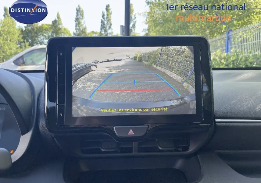 Écran central affichant la caméra de recul d'une Toyota Yaris Hybrid 116ch Design noire métal, vue intérieure.