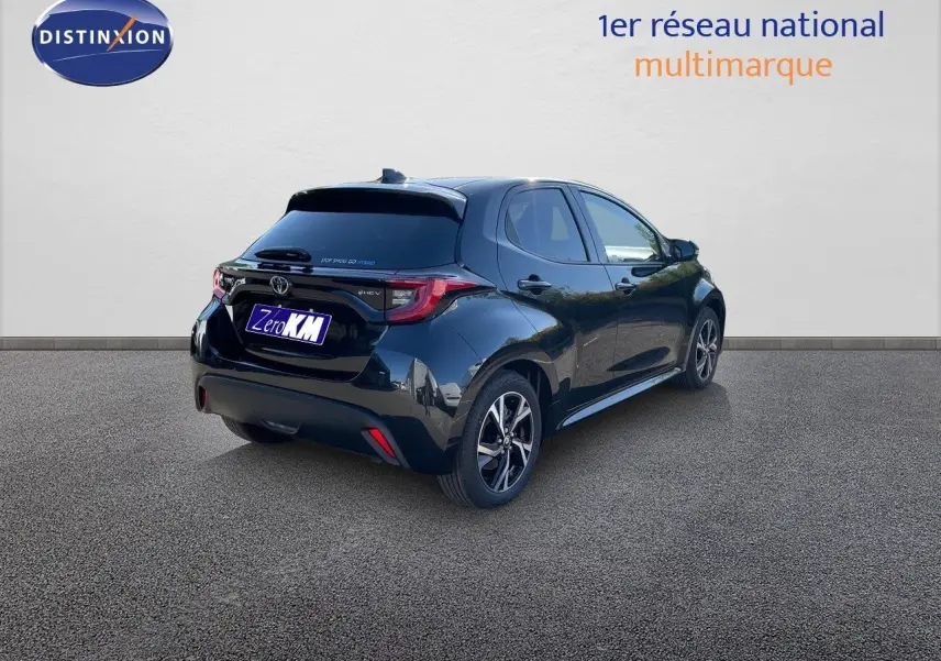Toyota Yaris Hybrid 116ch noir métal vue 3/4 arrière droit avec feux LED et jantes bi-ton.