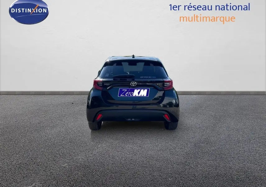 Vue arrière d'une Toyota Yaris Hybrid 116ch noir métal 2025, avec feux LED et logo distinctif sur le hayon.