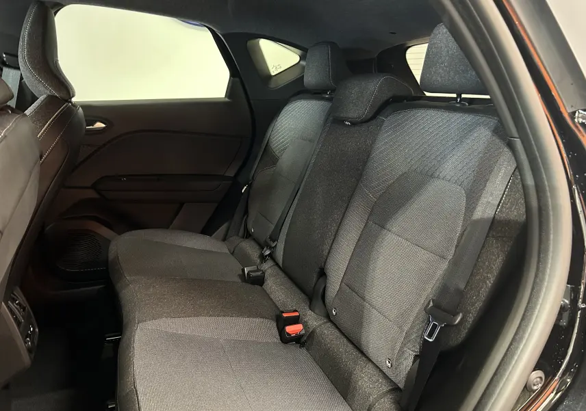 Vue intérieure côté droit des sièges arrière en tissu gris du Renault Captur II Ph.2 TECHNO noir étoilé 2025.