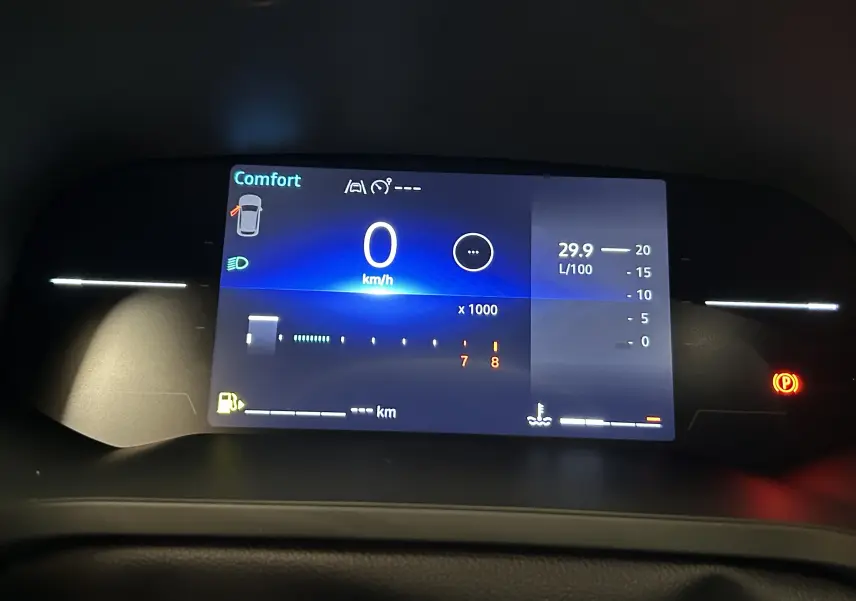 Tableau de bord numérique du Renault Captur II Ph.2 TECHNO Tce 90, affichant vitesse à 0 km/h et consommation instantanée.