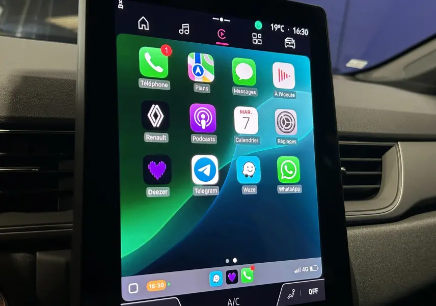 Écran tactile central allumé du Renault Captur II Ph.2 TECHNO noir étoilé, affichant des applications connectées.